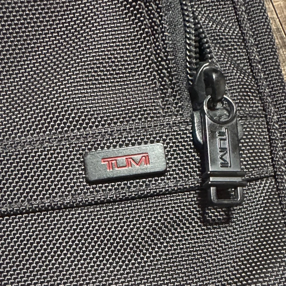 Tumi Alpha 2 Triple Compartment Black Nylon 💼 Briefcase / Crossbody Bag